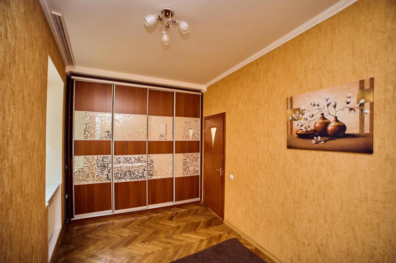 Apartments Near Potocki Palace Львов Экстерьер фото